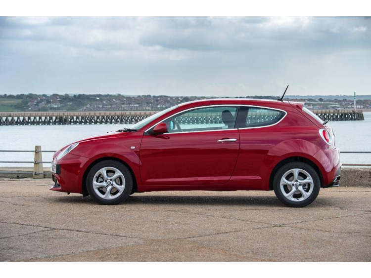 Moldura cromada de contorno de los cristales laterales Alfa Romeo Mito