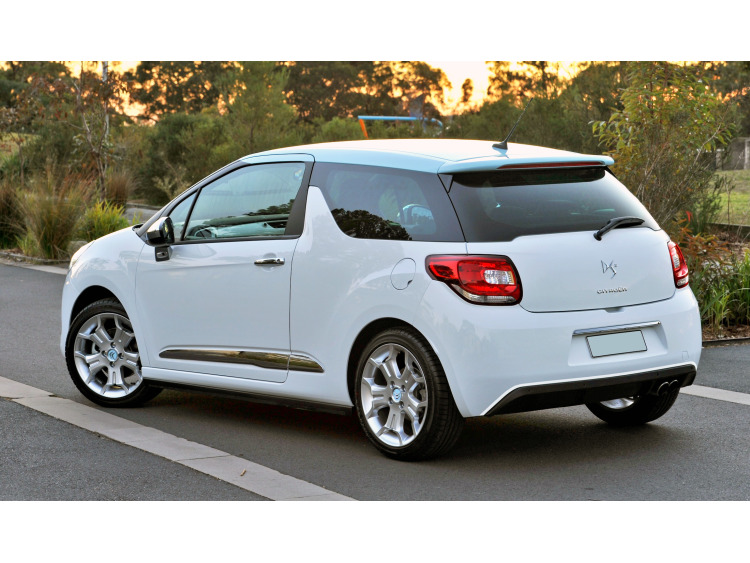 Moldura cromada de contorno del spoiler Citro&euml;n DS 3