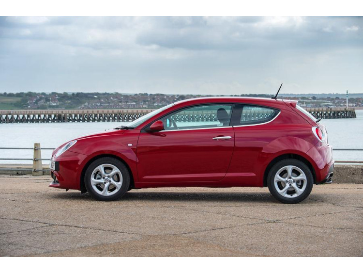 Moldura cromada de contorno inferior de los cristales laterales Alfa Romeo Mito