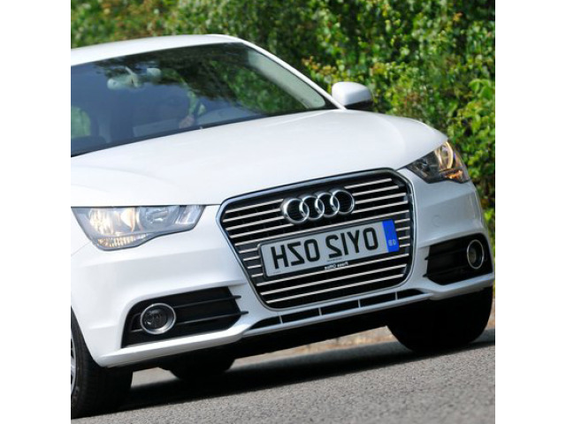 Moldura de calandria cromada Audi A1 1018 Sportback  Audi A1 1019